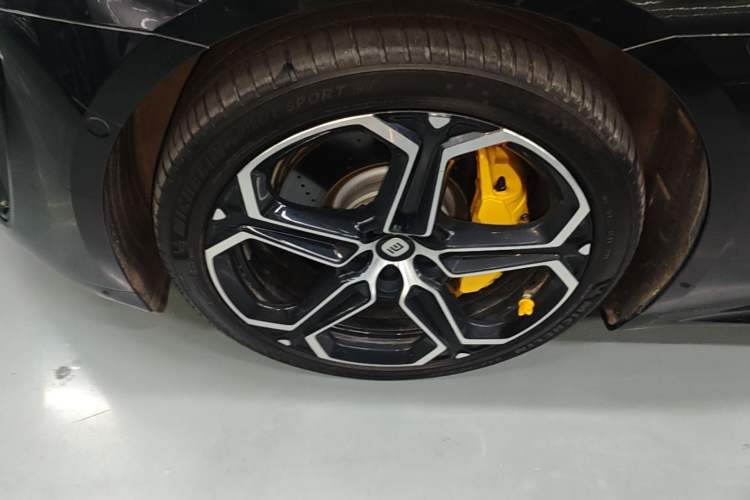Used Xiaomi Auto SU7 2024 Four-Wheel-Drive Max Founder's Edition Left Front Wheel Hub
