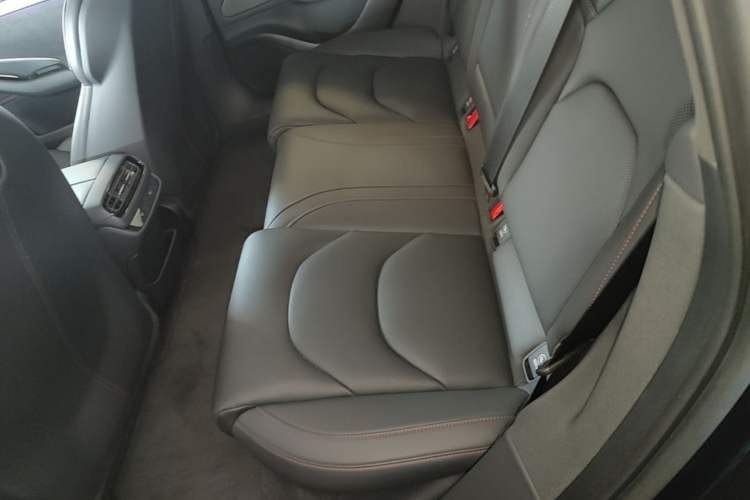Used Xiaomi Auto SU7 2024 Four-Wheel Drive Ultra-Long Range Advanced Intelligent Driving Max Edition Left Rear Seat