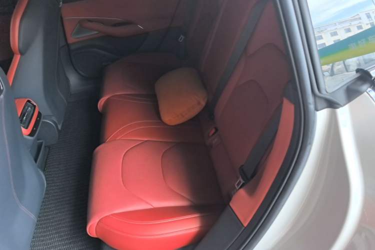 Used Xiaomi Auto SU7 2024 Four-Wheel Drive Ultra-Long Range Advanced Intelligent Driving Max Edition Left Rear Seat