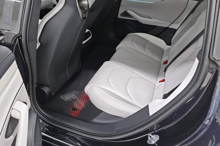 Used Xiaomi Auto SU7 2024 Four-Wheel Drive Ultra-Long Range Advanced Intelligent Driving Max Edition Left Rear Seat