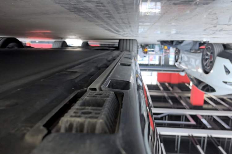 Used Xiaomi Auto SU7 2024 Four-Wheel Drive Ultra-Long Range Advanced Intelligent Driving Max Edition Left Side Sill