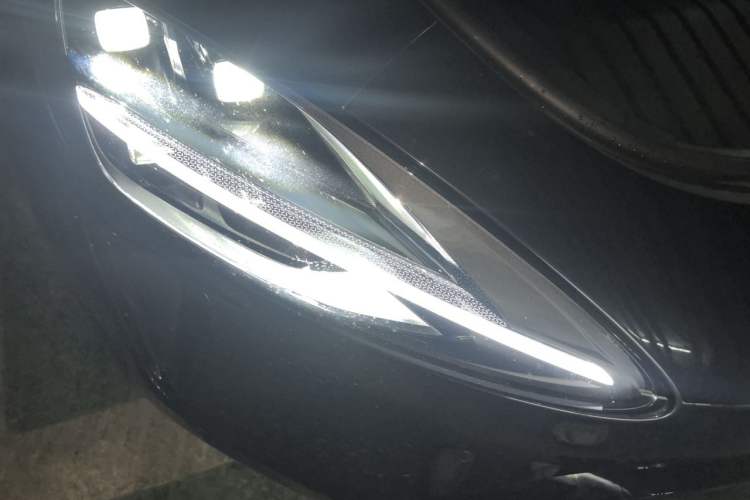 Used Xiaomi Auto SU7 2024 Rear-Drive Ultra-Long Range Advanced Pro-Level Intelligent Driving Version Right Front Headlight