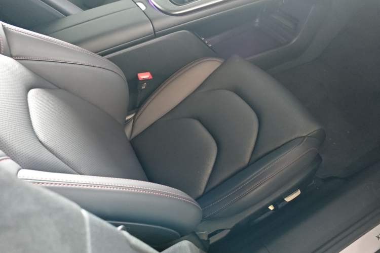 Used Xiaomi Auto SU7 2024 Four-Wheel Drive Ultra-Long Range Advanced Intelligent Driving Max Edition Right Front Seat