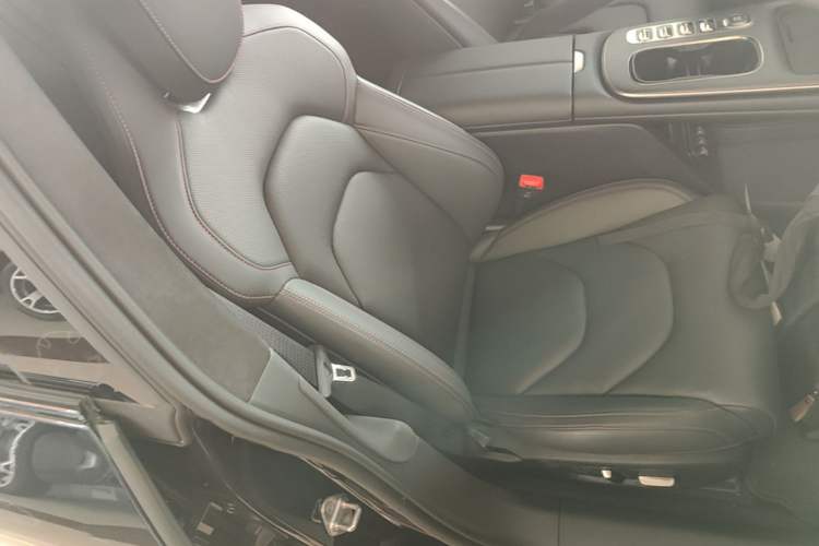 Used Xiaomi Auto SU7 2024 Four-Wheel Drive Ultra-Long Range Advanced Intelligent Driving Max Edition Right Front Seat
