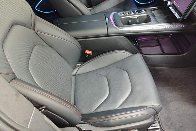 Used Xiaomi Auto SU7 2024 Four-Wheel Drive Ultra-Long Range Advanced Intelligent Driving Max Edition Right Front Seat