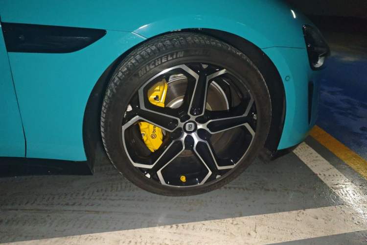 Used Xiaomi Auto SU7 2024 Four-Wheel Drive Ultra-Long Range Advanced Intelligent Driving Max Edition Right Front Wheel Hub
