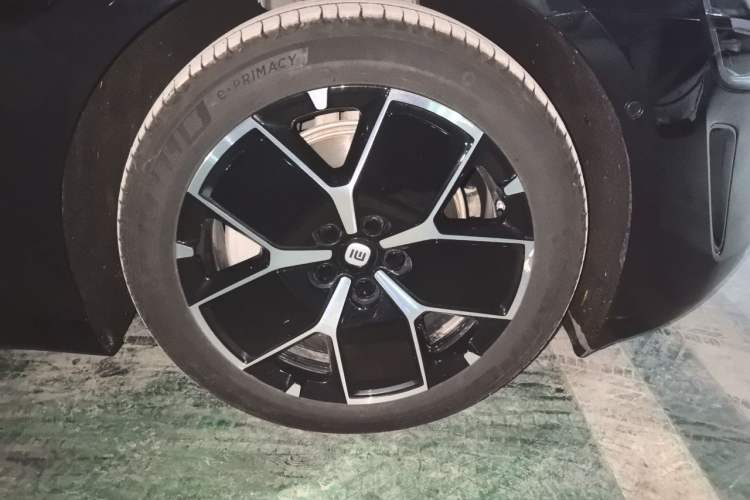 Used Xiaomi Auto SU7 2024 Rear-Drive Ultra-Long Range Advanced Pro-Level Intelligent Driving Version Right Front Wheel Hub