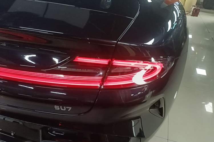 Used Xiaomi Auto SU7 2024 Rear-Drive Long-Range Intelligent Driving Version Right Rear Taillight