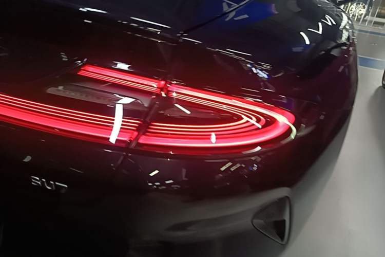 Used Xiaomi Auto SU7 2024 Rear-Drive Long-Range Intelligent Driving Version Right Rear Taillight