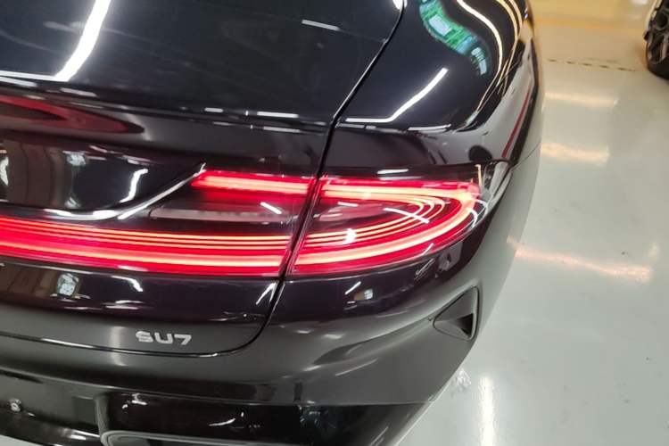 Used Xiaomi Auto SU7 2024 Rear-Drive Ultra-Long Range Advanced Pro-Level Intelligent Driving Version Right Rear Taillight
