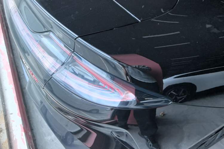 Used Xiaomi Auto SU7 2024 Four-Wheel Drive Ultra-Long Range Advanced Intelligent Driving Max Edition Right Rear Taillight