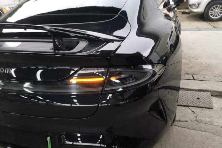 Used Xiaomi Auto SU7 2024 Rear-Drive Ultra-Long Range Advanced Pro-Level Intelligent Driving Version Right Rear Taillight