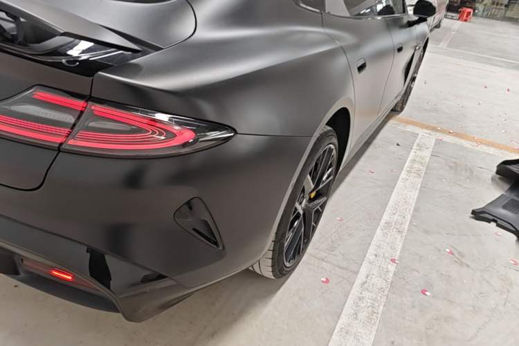 Used Xiaomi Auto SU7 2024 Four-Wheel Drive Ultra-Long Range Advanced Intelligent Driving Max Edition Right Rear Taillight