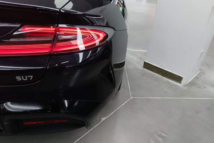 Used Xiaomi Auto SU7 2024 Rear-Drive Long-Range Intelligent Driving Version Right Rear Taillight