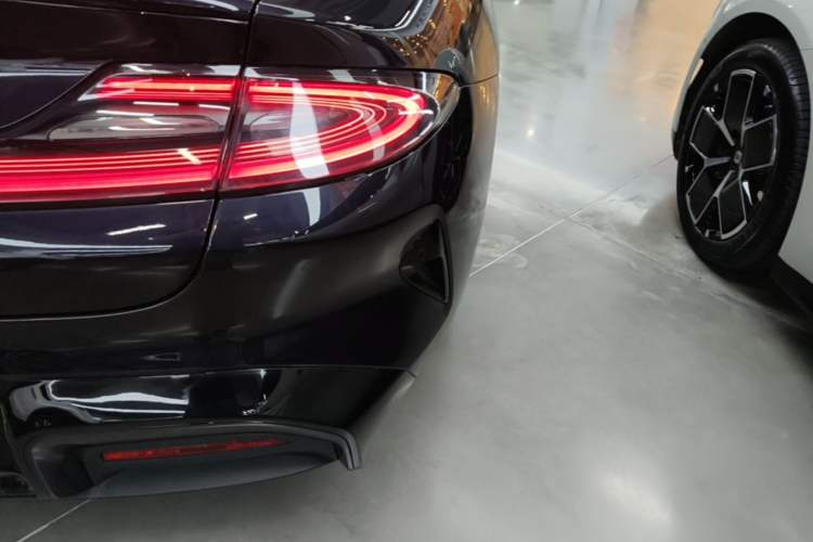 Used Xiaomi Auto SU7 2024 Rear-Drive Long-Range Intelligent Driving Version Right Rear Taillight