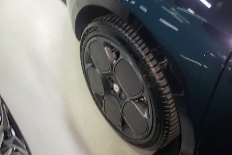 Used Xiaomi Auto SU7 2024 Rear-Drive Long-Range Intelligent Driving Version Right Rear Wheel Hub