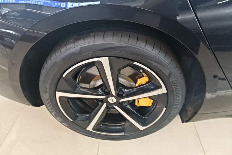 Used Xiaomi Auto SU7 2024 Four-Wheel Drive Ultra-Long Range Advanced Intelligent Driving Max Edition Right Rear Wheel Hub