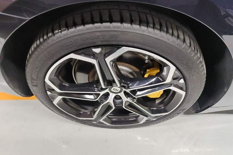 Used Xiaomi Auto SU7 2024 Rear-Drive Ultra-Long Range Advanced Pro-Level Intelligent Driving Version Right Rear Wheel Hub