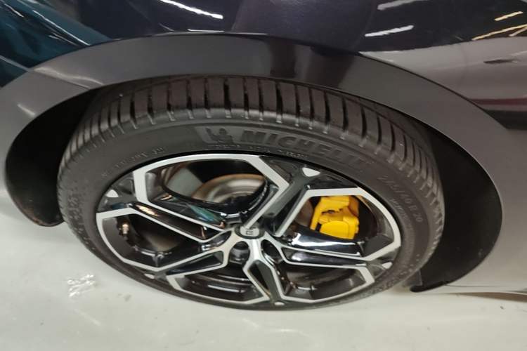 Used Xiaomi Auto SU7 2024 Rear-Drive Ultra-Long Range Advanced Pro-Level Intelligent Driving Version Right Rear Wheel Hub