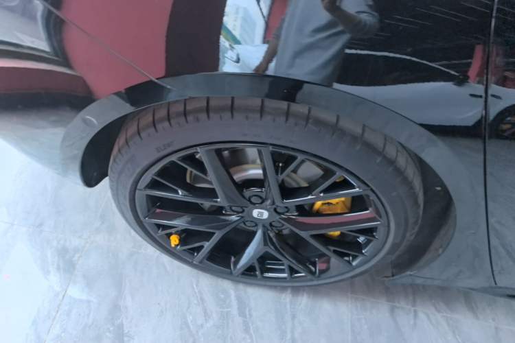 Used Xiaomi Auto SU7 2024 Four-Wheel Drive Ultra-Long Range Advanced Intelligent Driving Max Edition Right Rear Wheel Hub