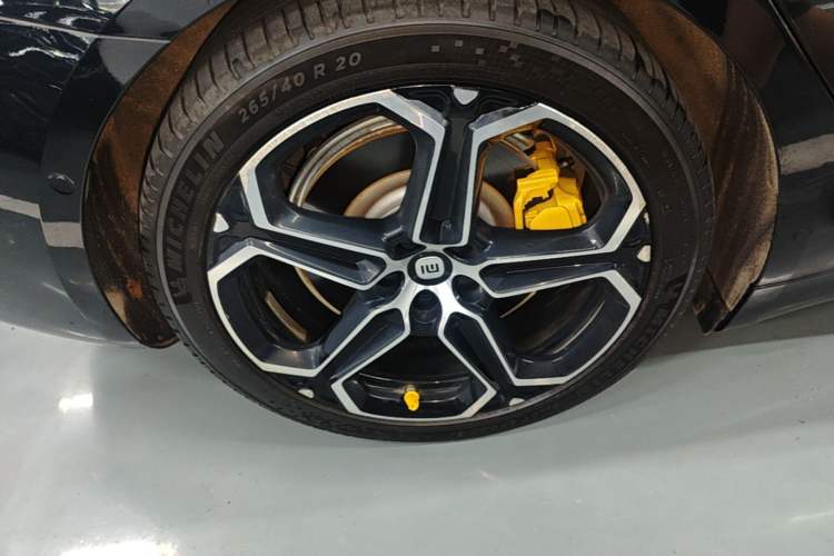 Used Xiaomi Auto SU7 2024 Four-Wheel-Drive Max Founder's Edition Right Rear Wheel Hub