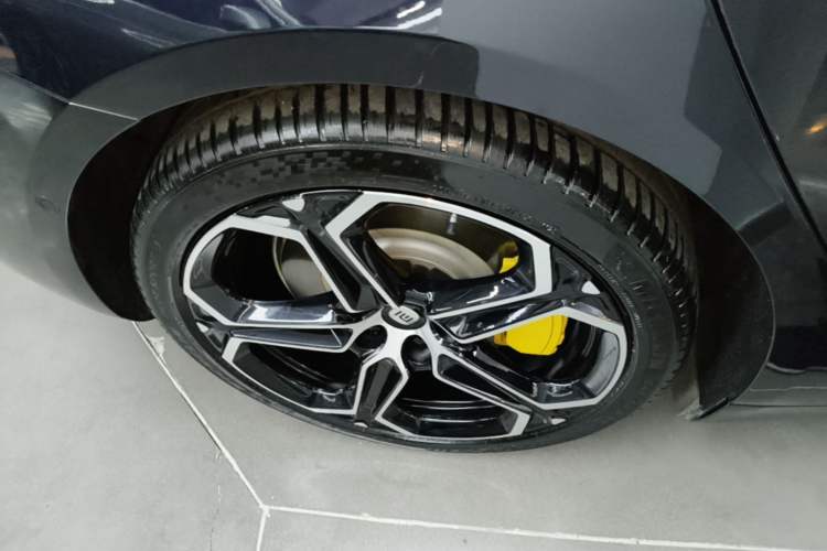 Used Xiaomi Auto SU7 2024 Rear-Drive Long-Range Intelligent Driving Version Right Rear Wheel Hub