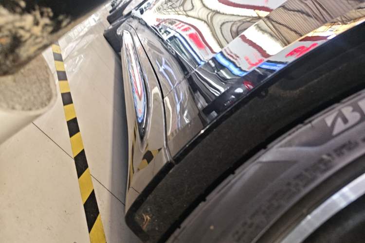 Used Xiaomi Auto SU7 2024 Four-Wheel Drive Ultra-Long Range Advanced Intelligent Driving Max Edition Right Side Sill