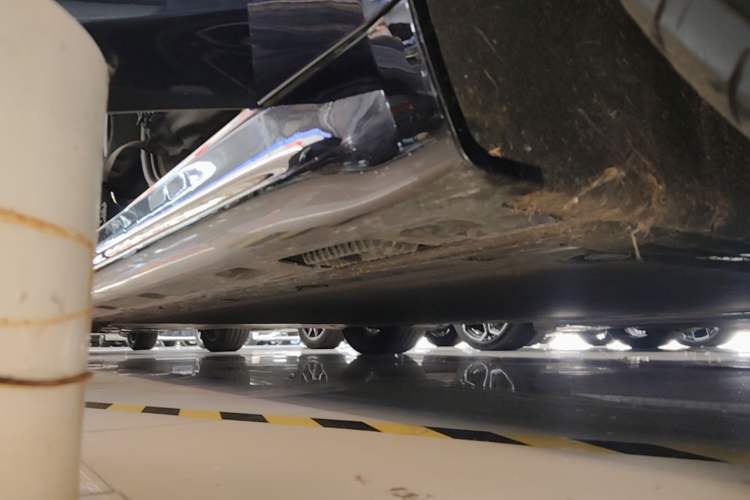 Used Xiaomi Auto SU7 2024 Four-Wheel Drive Ultra-Long Range Advanced Intelligent Driving Max Edition Right Side Sill