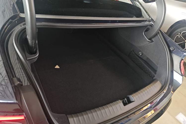 Used Xiaomi Auto SU7 2024 Four-Wheel Drive Ultra-Long Range Advanced Intelligent Driving Max Edition Trunk