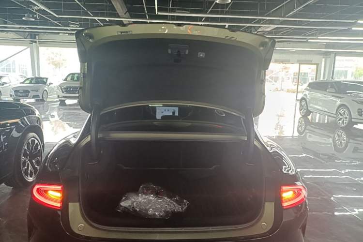 Used Xiaomi Auto SU7 2024 Four-Wheel Drive Ultra-Long Range Advanced Intelligent Driving Max Edition Trunk