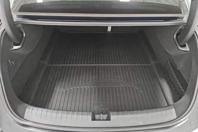 Used Xiaomi Auto SU7 2024 Four-Wheel Drive Ultra-Long Range Advanced Intelligent Driving Max Edition Trunk