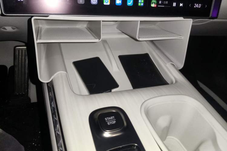 Used Xiaomi Auto SU7 2024 Four-Wheel Drive Ultra-Long Range Advanced Intelligent Driving Max Edition Audio And AC Panel