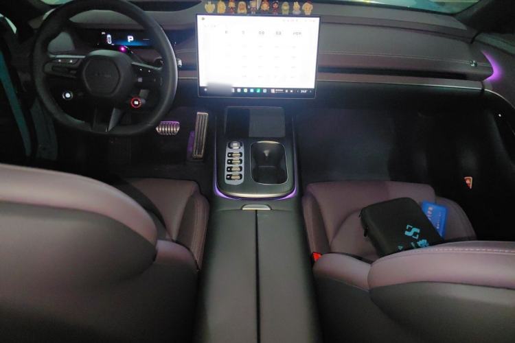 Used Xiaomi Auto SU7 2024 Four-Wheel Drive Ultra-Long Range Advanced Intelligent Driving Max Edition Center Console