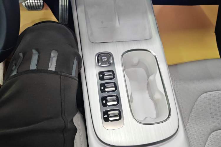 Used Xiaomi Auto SU7 2024 Four-Wheel Drive Ultra-Long Range Advanced Intelligent Driving Max Edition Gear Lever