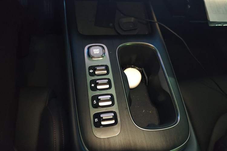Used Xiaomi Auto SU7 2024 Rear-Drive Ultra-Long Range Advanced Pro-Level Intelligent Driving Version Gear Lever