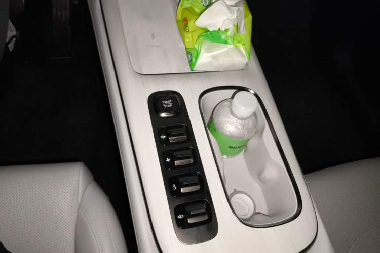 Used Xiaomi Auto SU7 2024 Four-Wheel Drive Ultra-Long Range Advanced Intelligent Driving Max Edition Gear Lever