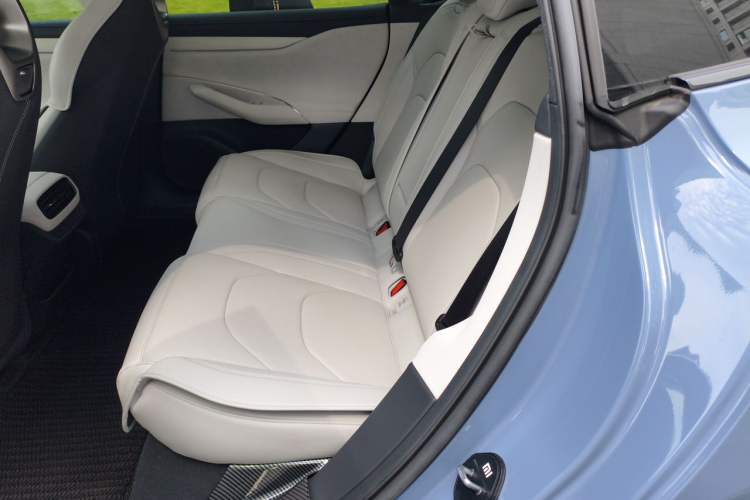 Used Xiaomi Auto SU7 2024 Rear-Drive Long-Range Intelligent Driving Version Interior 4