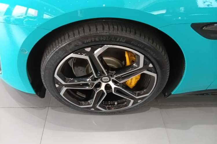 Used Xiaomi Auto SU7 2024 Rear-Drive Ultra-Long Range Advanced Pro-Level Intelligent Driving Version Left Front Wheel Hub