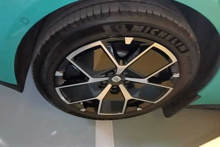 Used Xiaomi Auto SU7 2024 Rear-Drive Long-Range Intelligent Driving Version Left Front Wheel Hub
