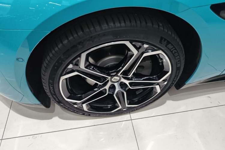 Used Xiaomi Auto SU7 2024 Rear-Drive Ultra-Long Range Advanced Pro-Level Intelligent Driving Version Left Front Wheel Hub