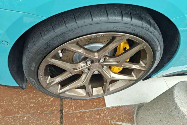 Used Xiaomi Auto SU7 2024 Four-Wheel Drive Ultra-Long Range Advanced Intelligent Driving Max Edition Left Front Wheel Hub