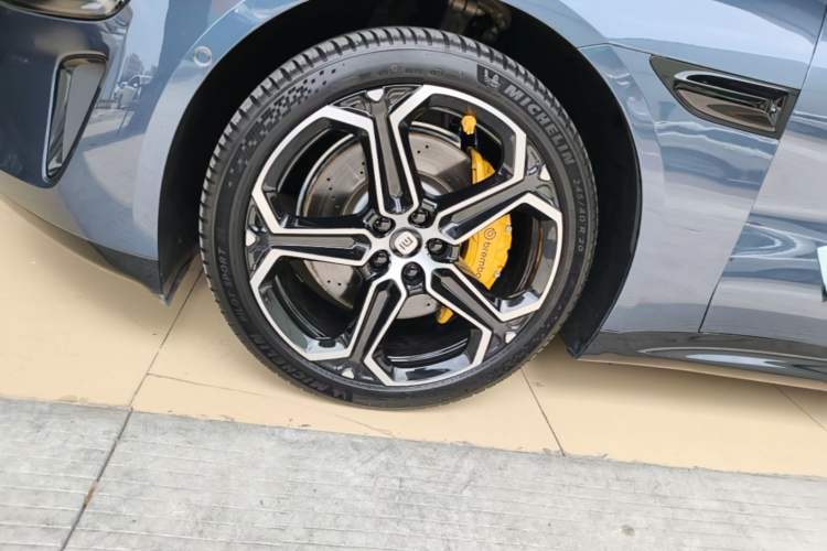 Used Xiaomi Auto SU7 2024 Rear-Drive Ultra-Long Range Advanced Pro-Level Intelligent Driving Version Left Front Wheel Hub