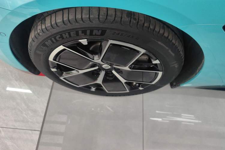 Used Xiaomi Auto SU7 2024 Rear-Drive Ultra-Long Range Advanced Pro-Level Intelligent Driving Version Left Front Wheel Hub