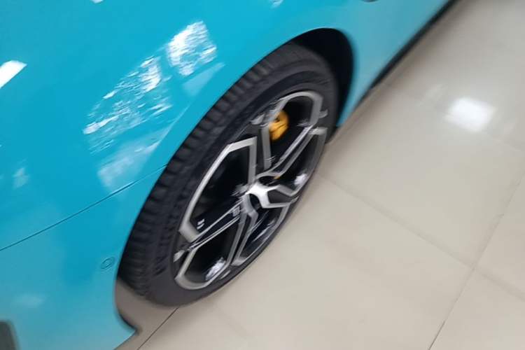 Used Xiaomi Auto SU7 2024 Rear-Drive Ultra-Long Range Advanced Pro-Level Intelligent Driving Version Left Front Wheel Hub