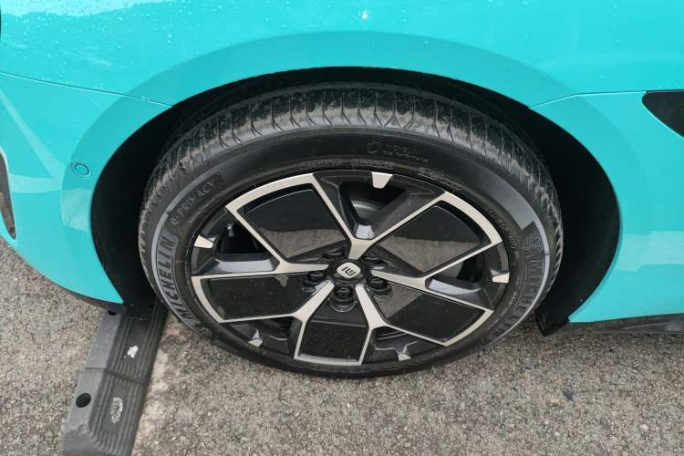 Used Xiaomi Auto SU7 2024 Rear-Drive Ultra-Long Range Advanced Pro-Level Intelligent Driving Version Left Front Wheel Hub