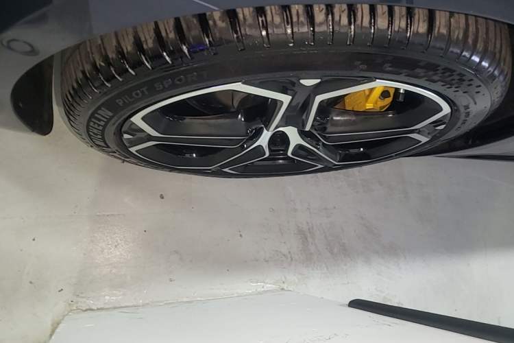 Used Xiaomi Auto SU7 2024 Rear-Drive Long-Range Intelligent Driving Version Left Front Wheel Hub