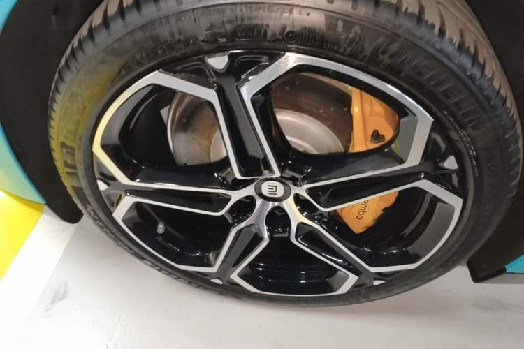 Used Xiaomi Auto SU7 2024 Rear-Drive Ultra-Long Range Advanced Pro-Level Intelligent Driving Version Left Front Wheel Hub
