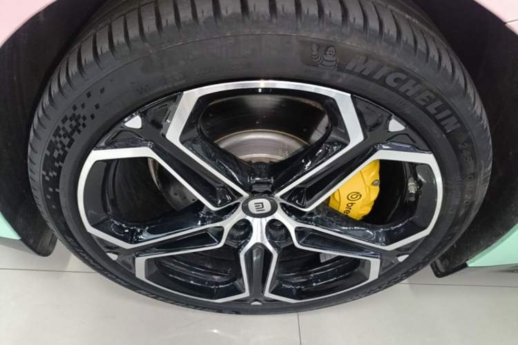 Used Xiaomi Auto SU7 2024 Rear-Drive Ultra-Long Range Advanced Pro-Level Intelligent Driving Version Left Front Wheel Hub
