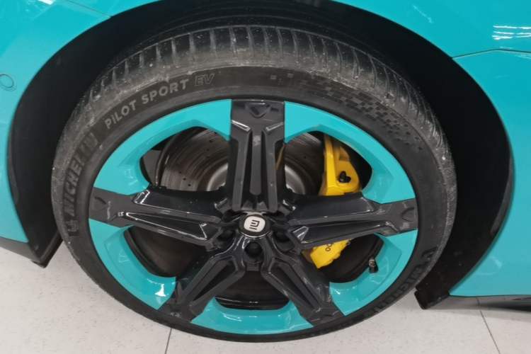 Used Xiaomi Auto SU7 2024 Rear-Drive Long-Range Intelligent Driving Version Left Front Wheel Hub