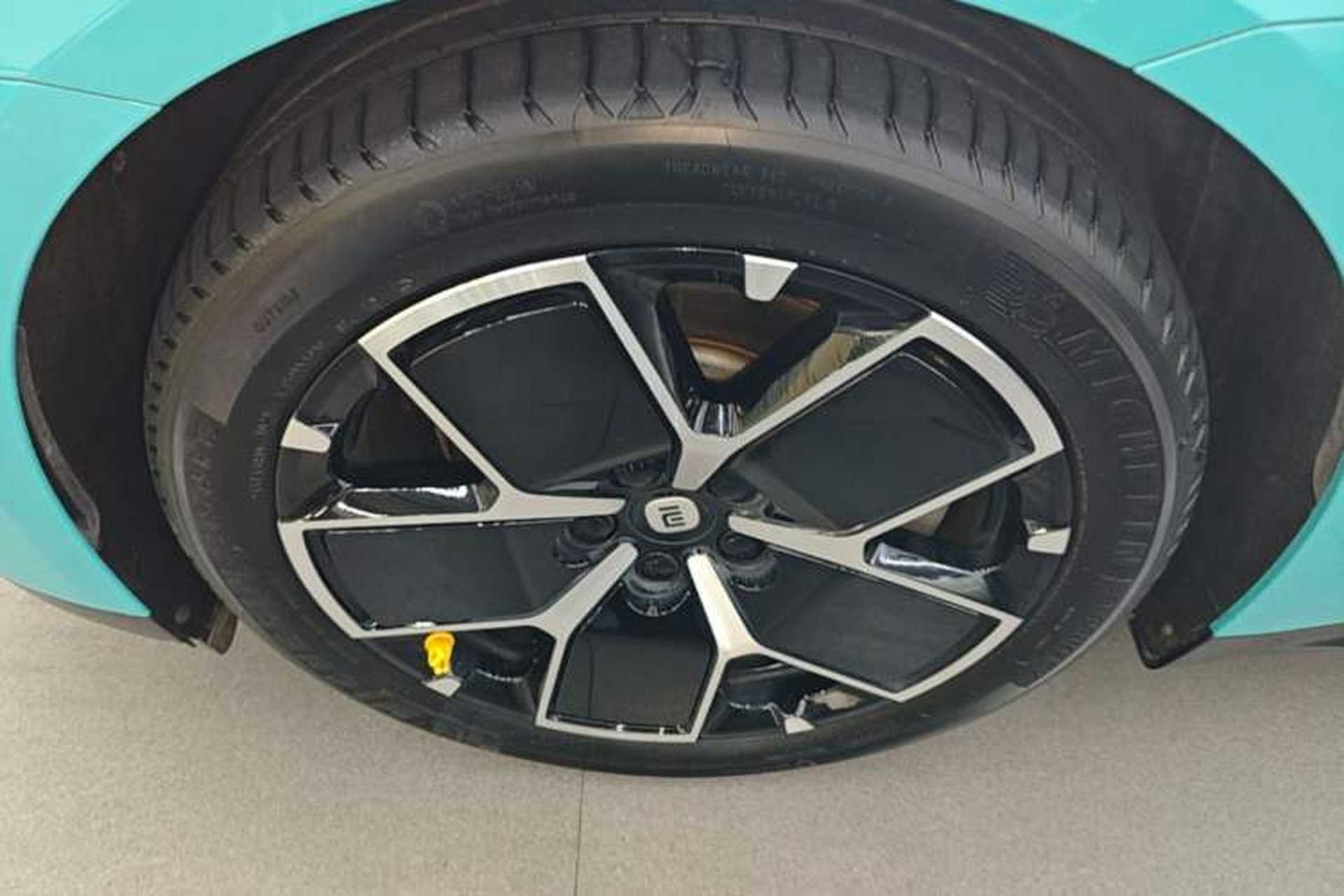 Used Xiaomi Auto SU7 2024 Rear-Drive Ultra-Long Range Advanced Pro-Level Intelligent Driving Version Left Front Wheel Hub